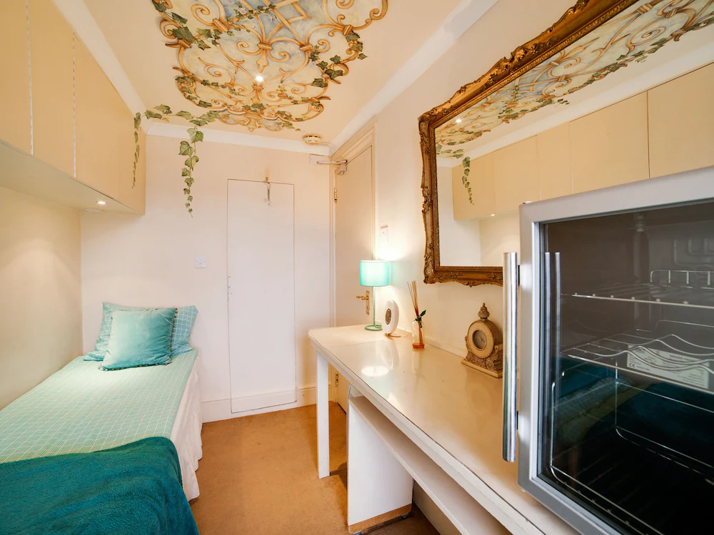 London Lodge by OYO Rooms