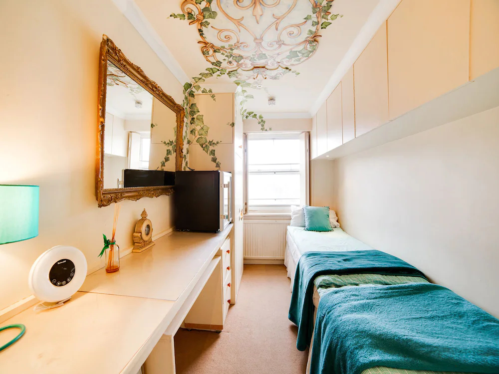London Lodge by OYO Rooms