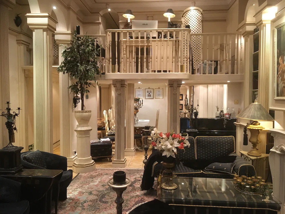 London Lodge by OYO Rooms