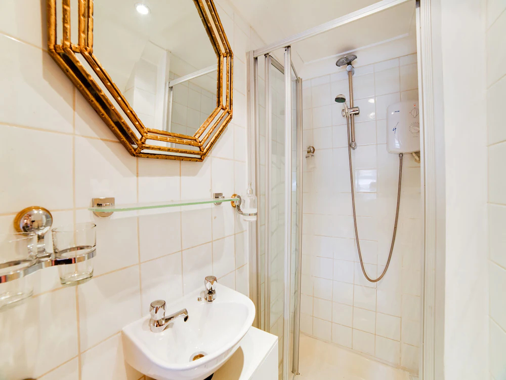 London Lodge by OYO Rooms
