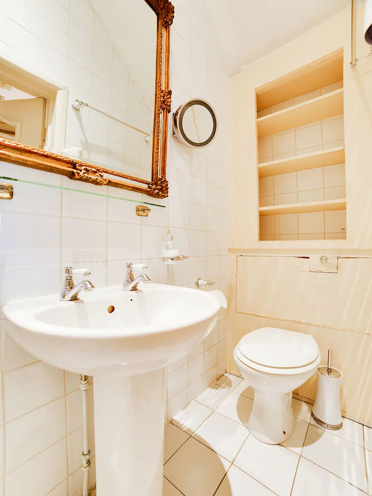 London Lodge by OYO Rooms