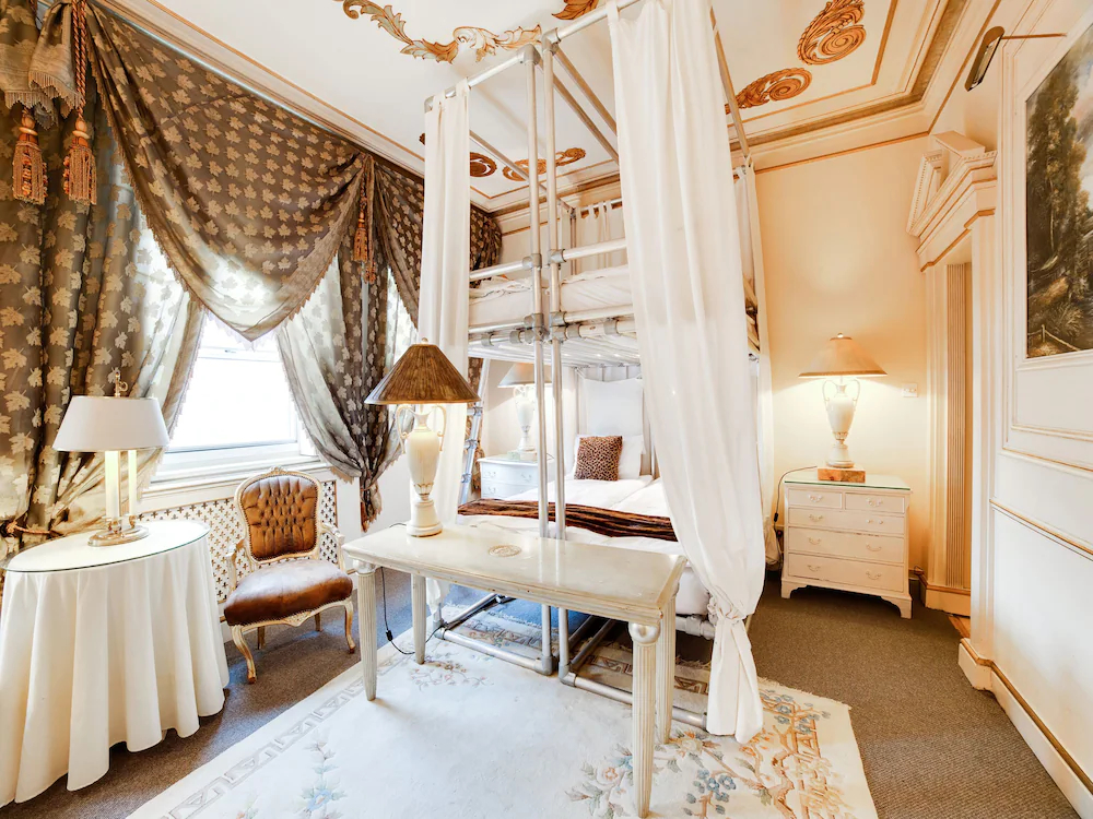 London Lodge by OYO Rooms