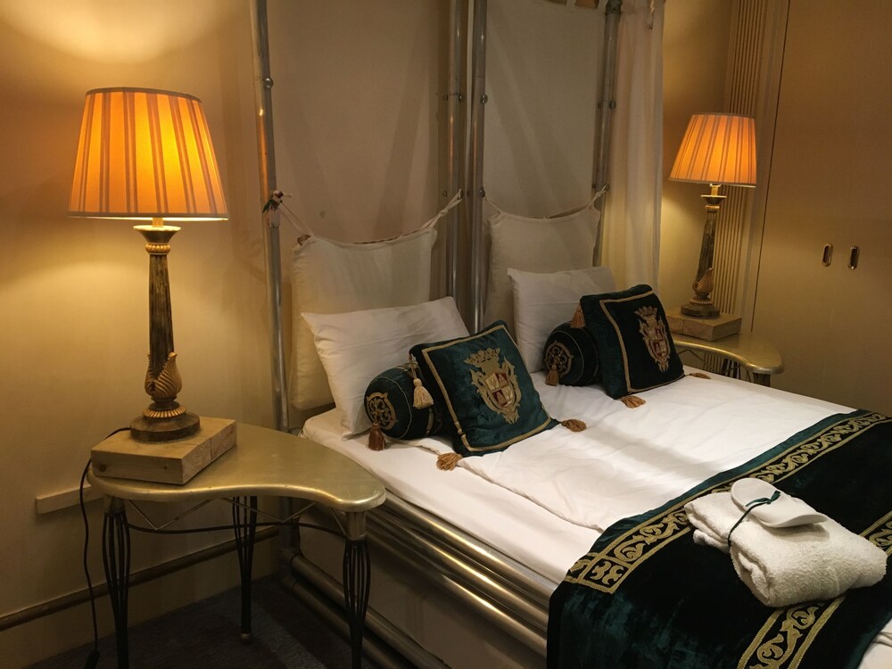 London Lodge by OYO Rooms