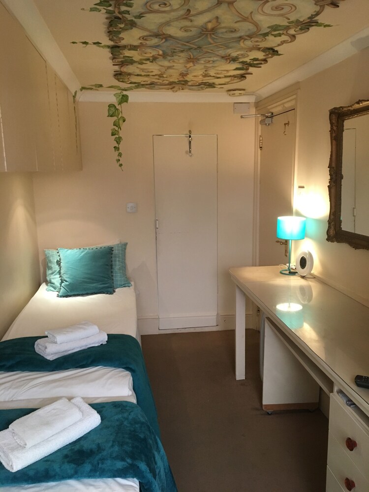 London Lodge by OYO Rooms