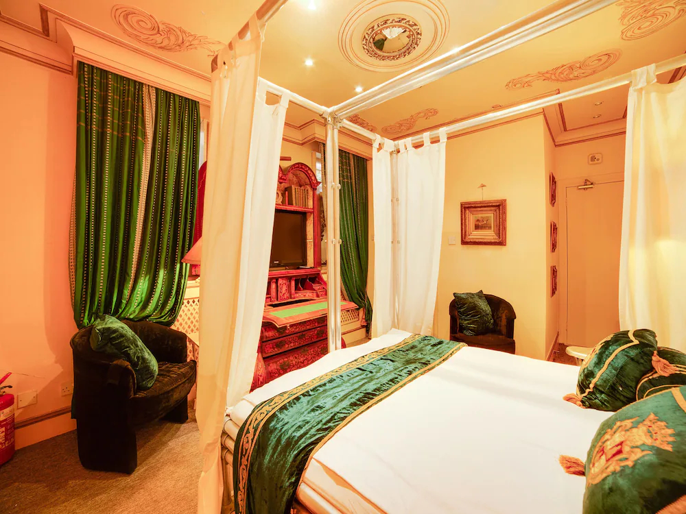 London Lodge by OYO Rooms
