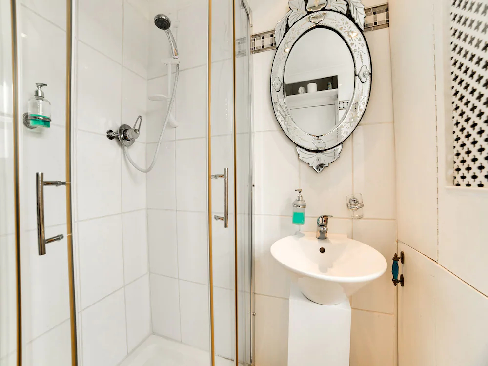 London Lodge by OYO Rooms