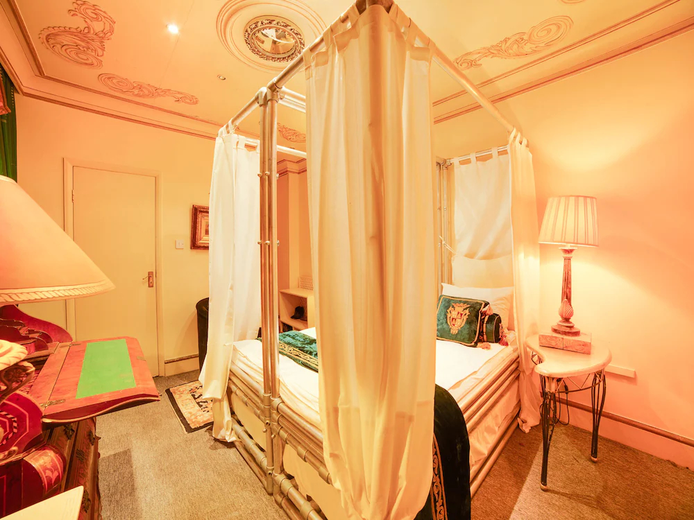 London Lodge by OYO Rooms