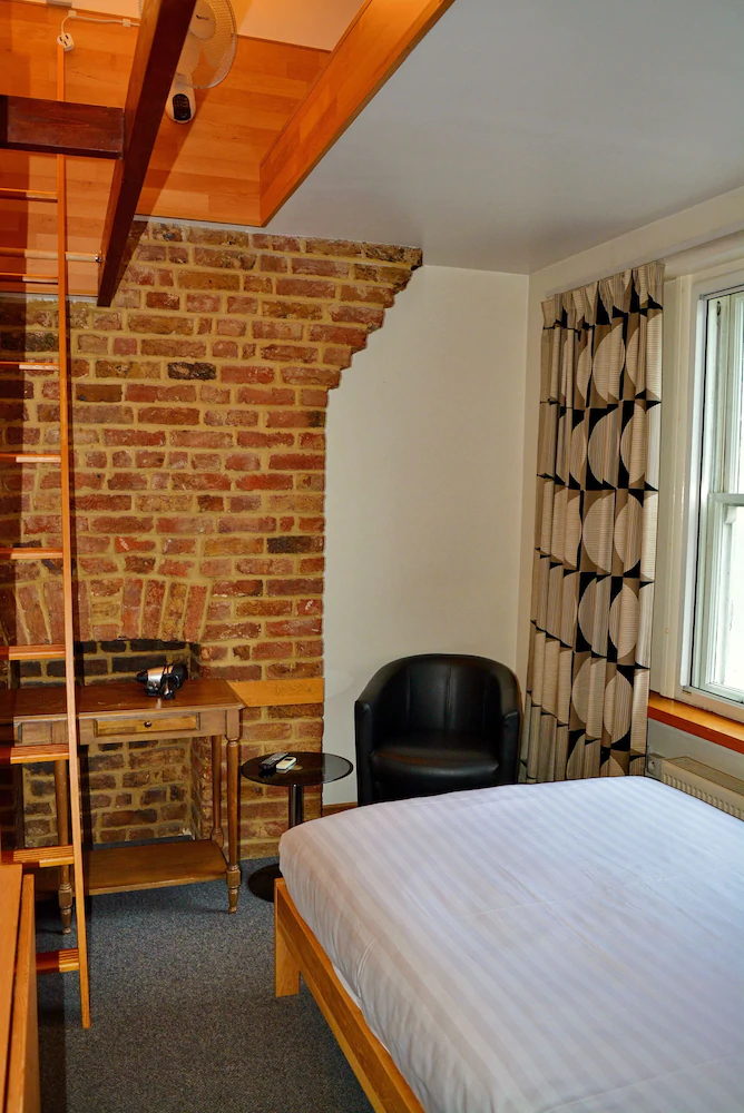 London Visitors Hotel