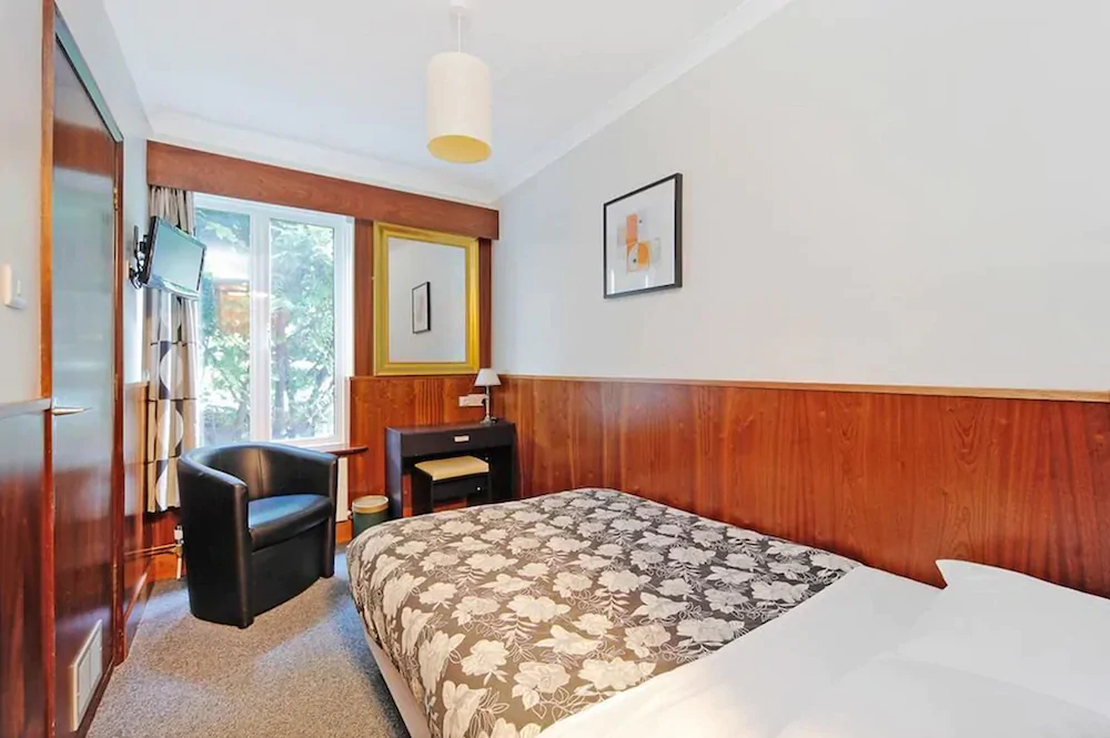 London Visitors Hotel