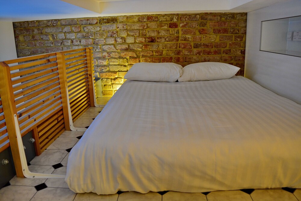 London Visitors Hotel