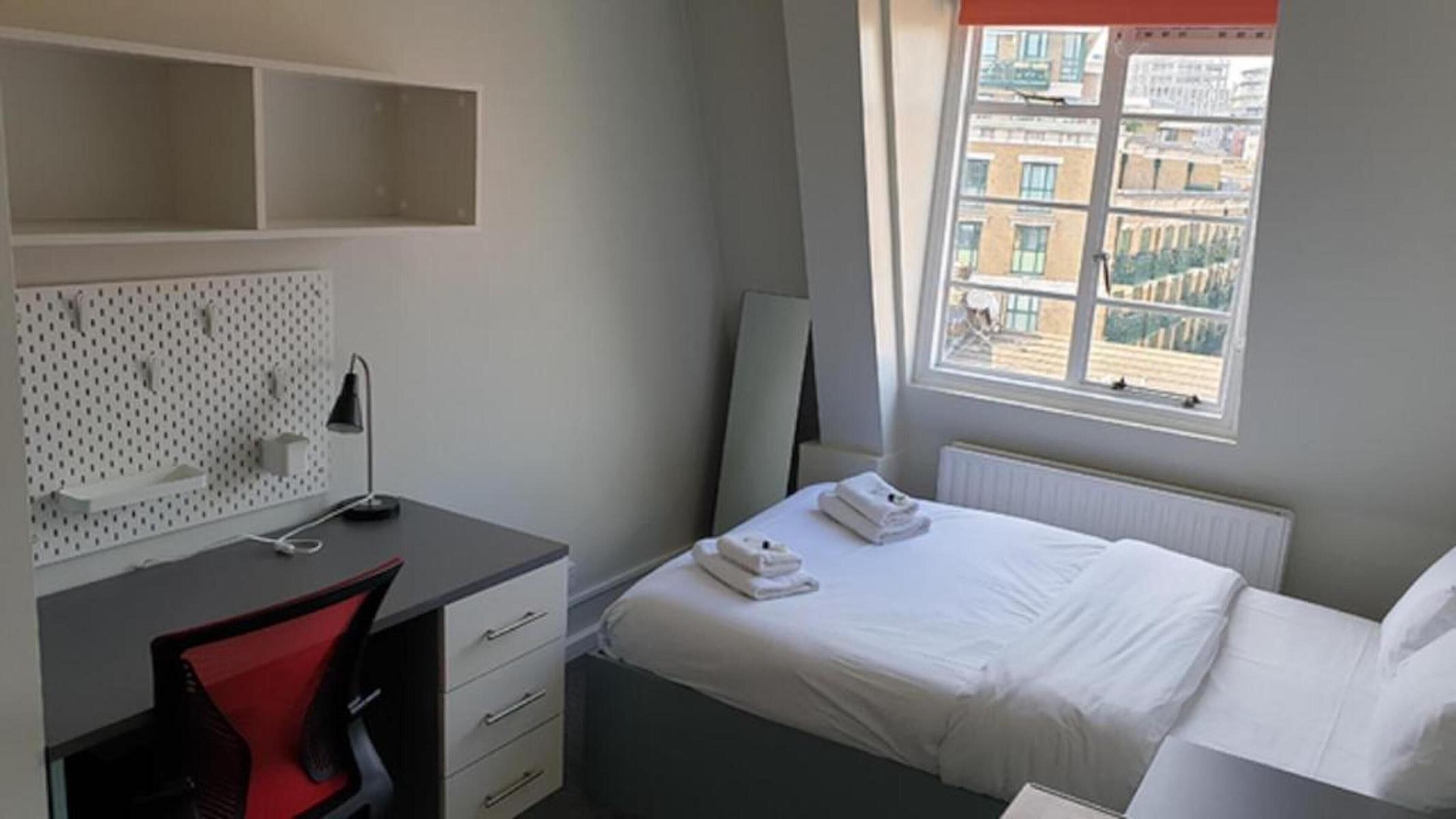 Modern Rooms And Studio in Westminster