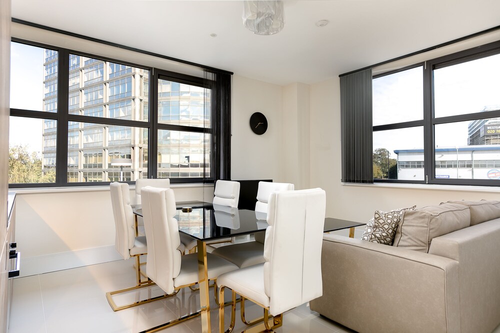 Peymans Hanger Lane Apartments