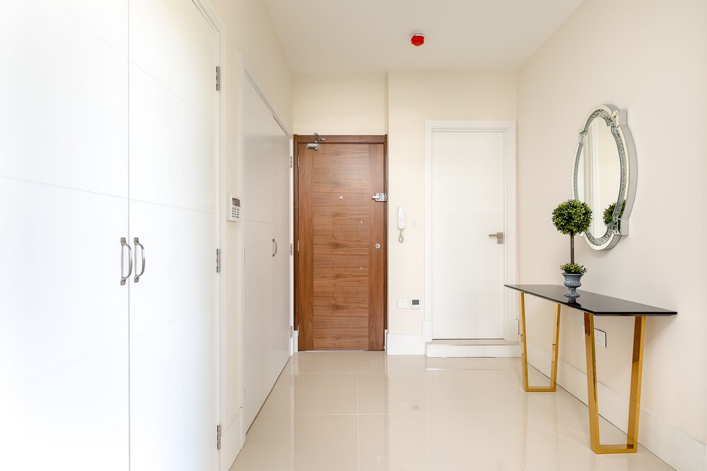 Peymans Hanger Lane Apartments
