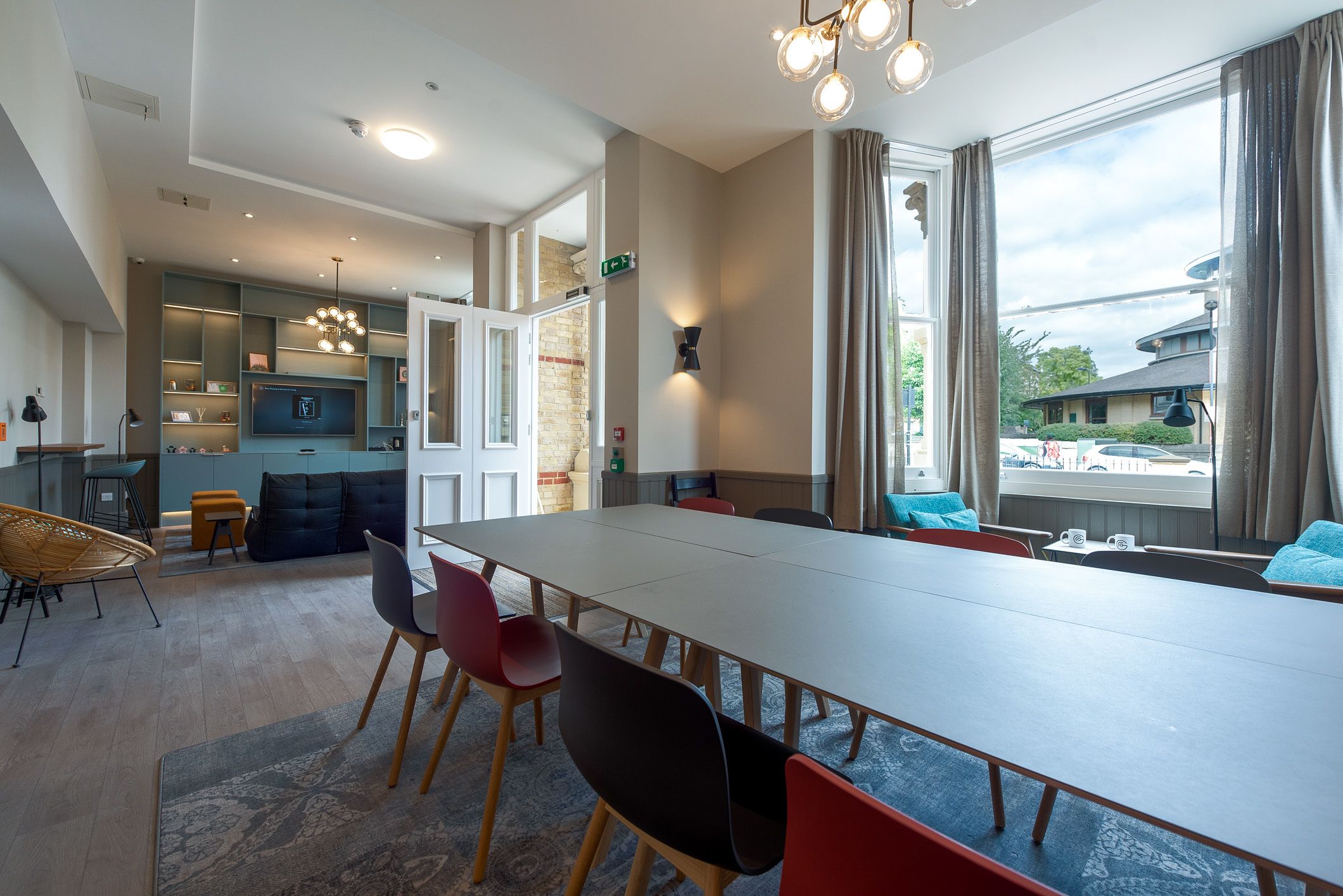Queen's Drive Aparthotel
