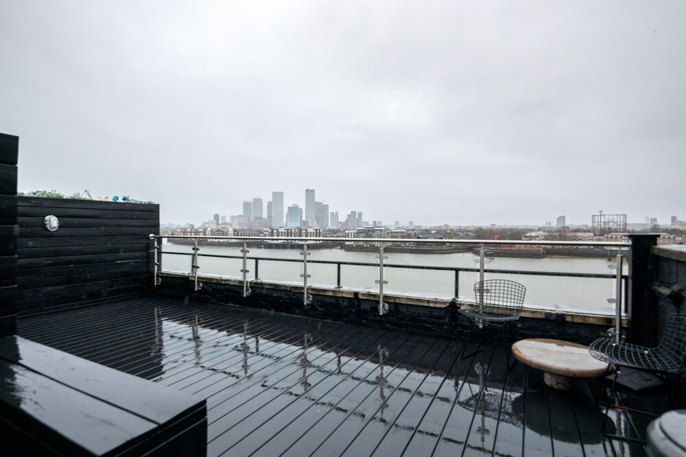 Skyline Water Front Penthouse Apartment