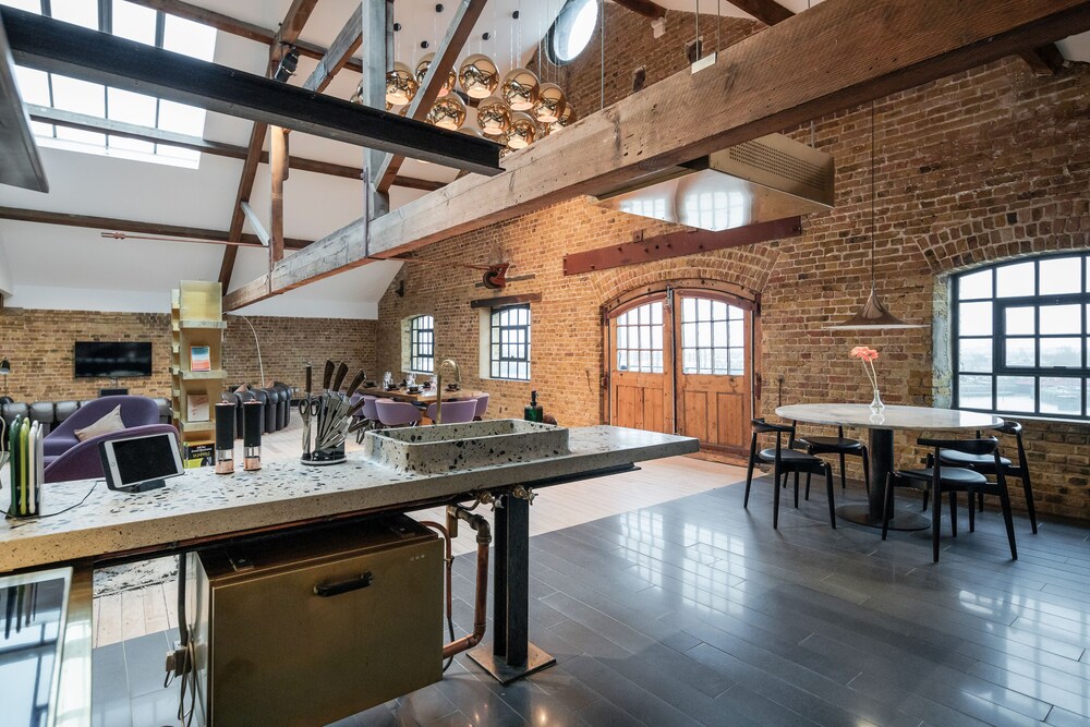 Skyline Water Front Penthouse Apartment