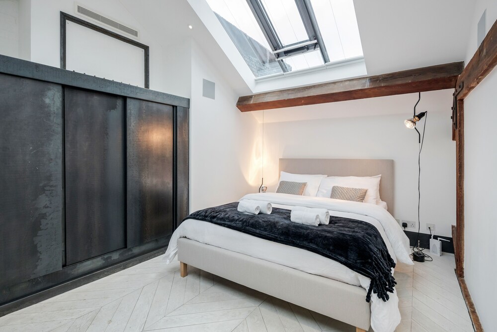 Skyline Water Front Penthouse Apartment