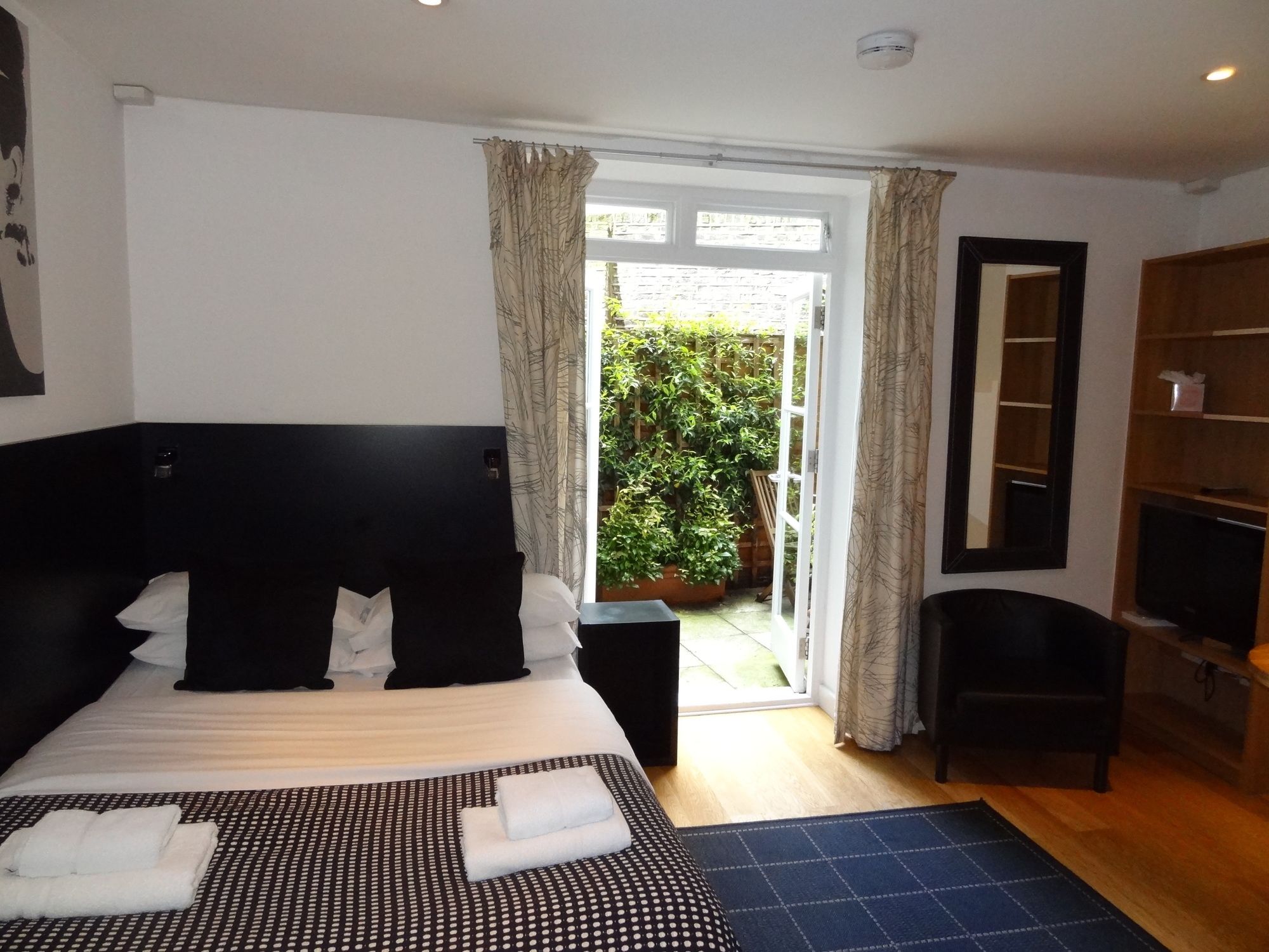Studios 2 Let Serviced Apartments