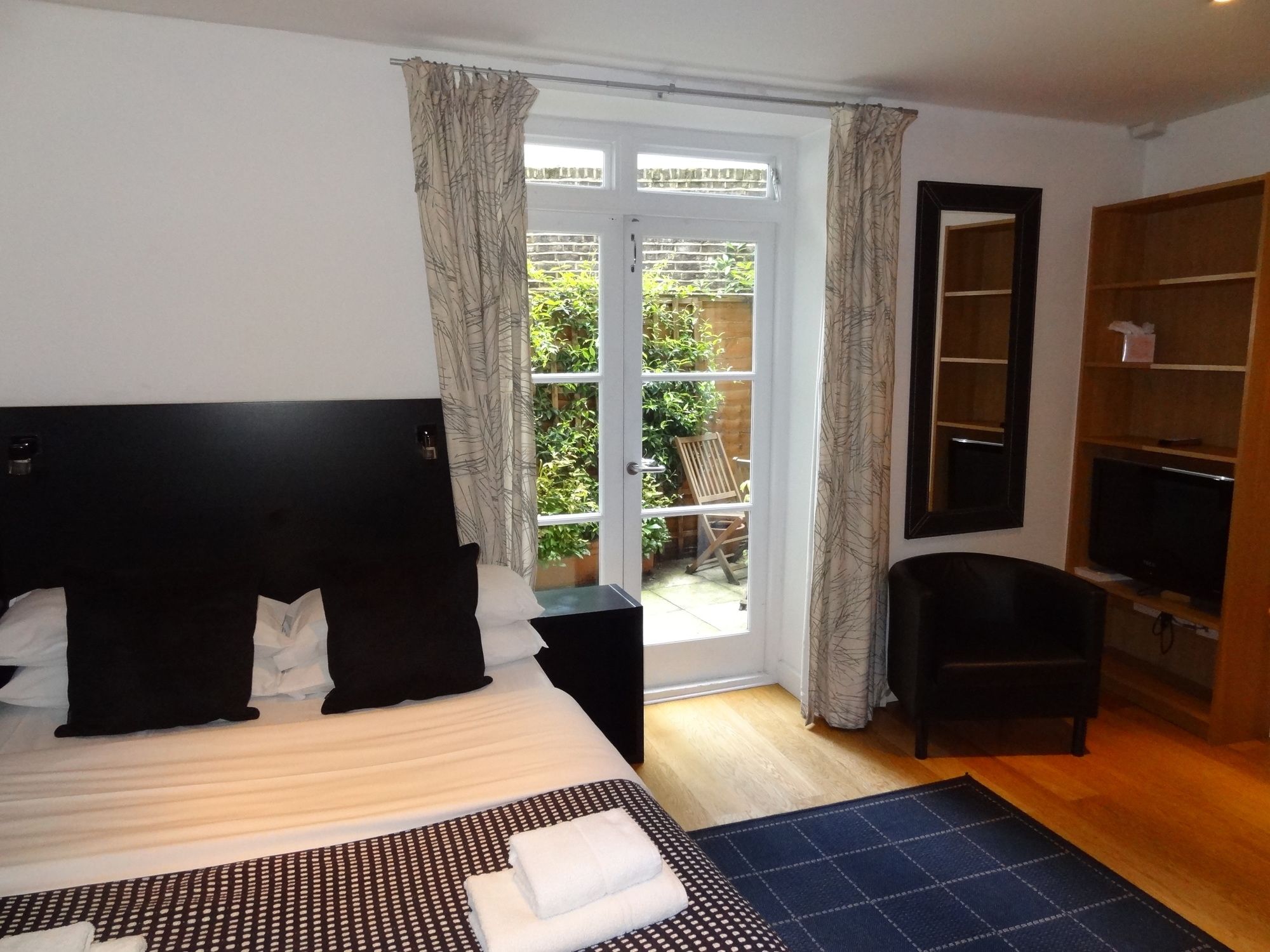 Studios 2 Let Serviced Apartments