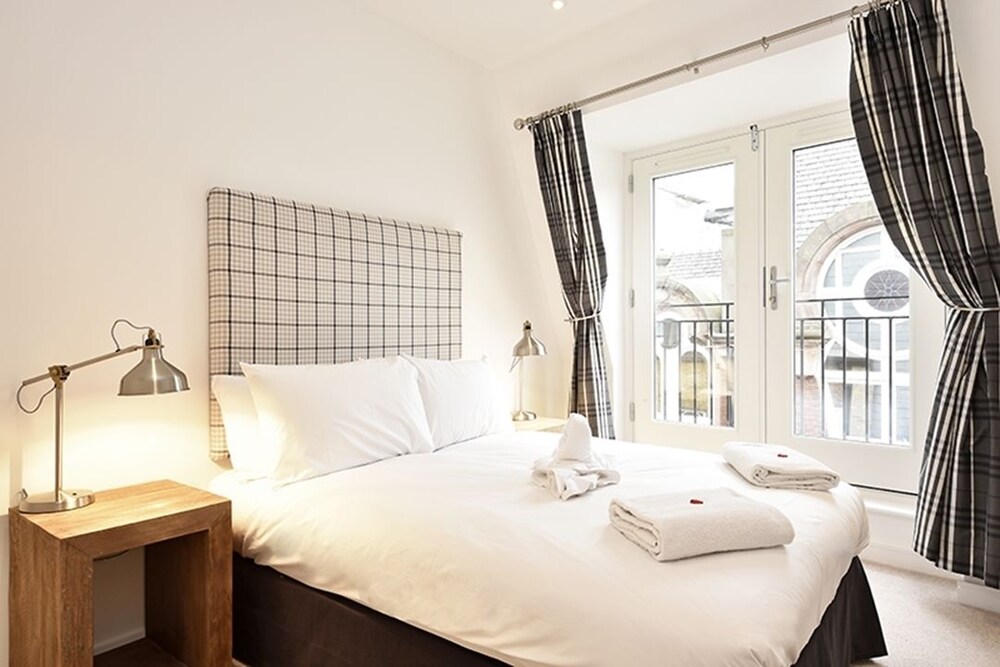 Urban Stay Lovat Lane Apartments