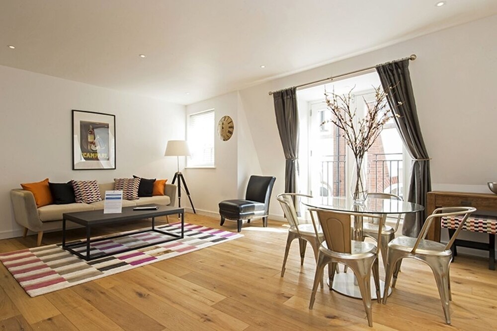 Urban Stay Lovat Lane Apartments