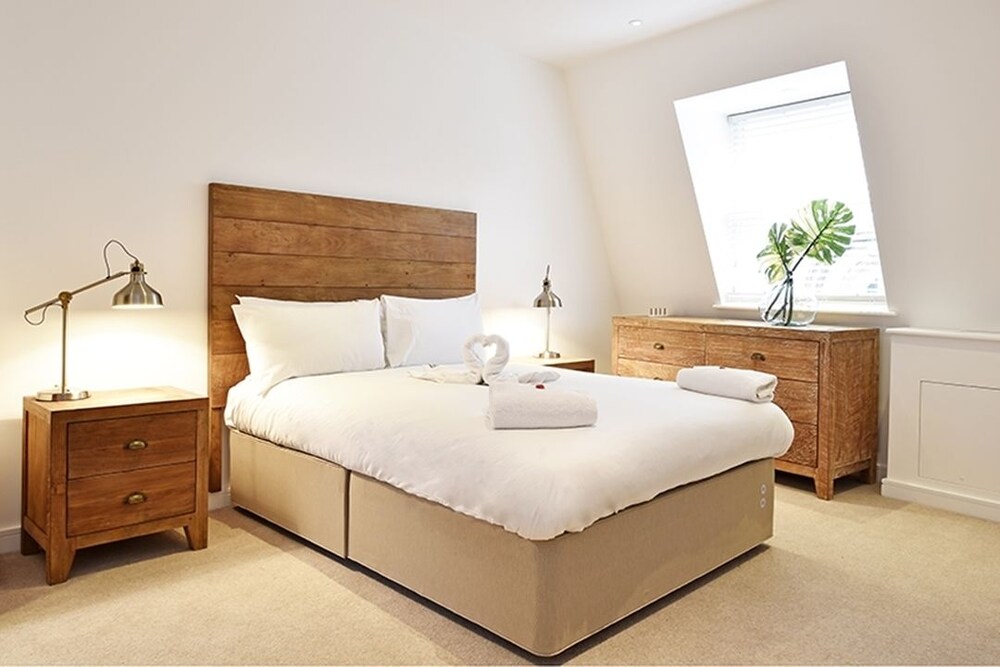 Urban Stay Lovat Lane Apartments
