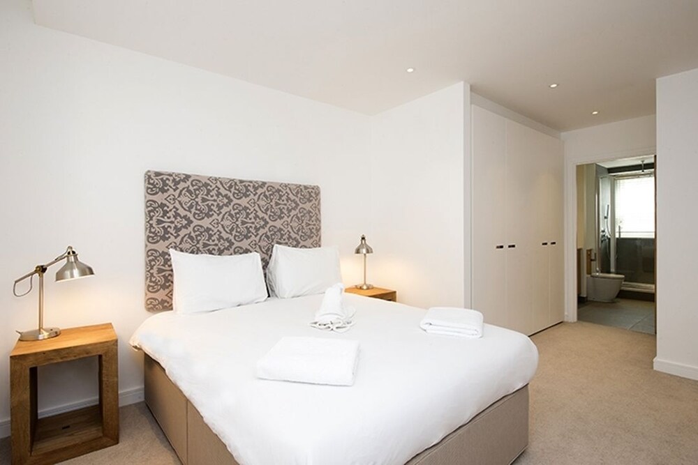 Urban Stay Lovat Lane Apartments