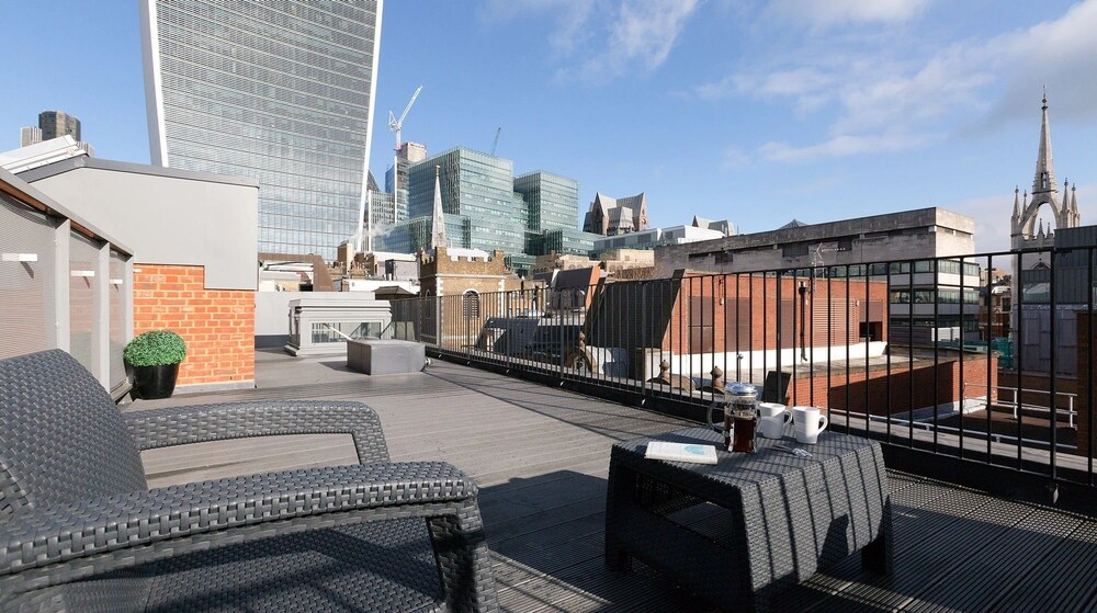 Urban Stay Lovat Lane Apartments