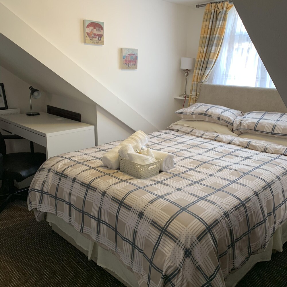 Cardigan House - Avad