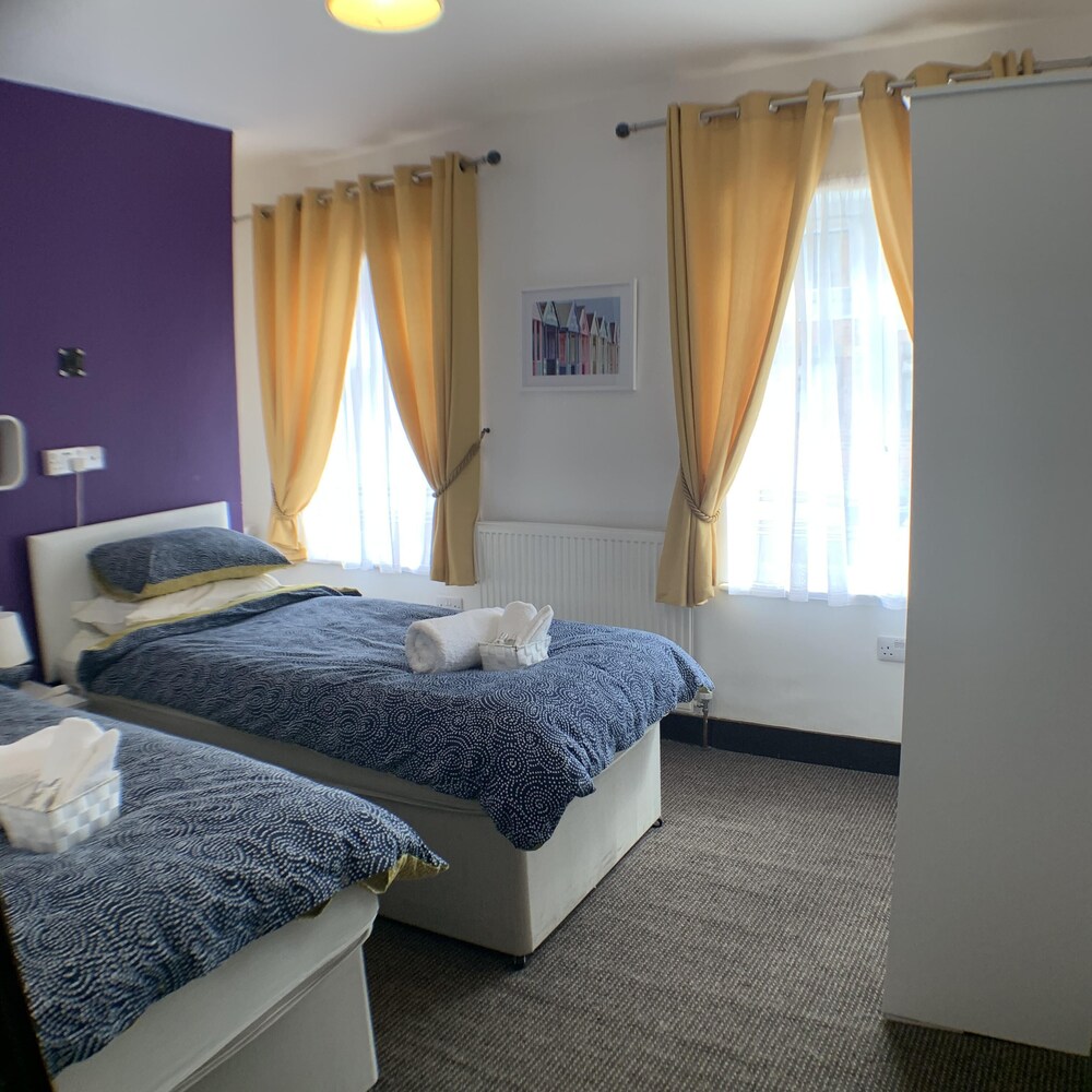 Cardigan House - Avad