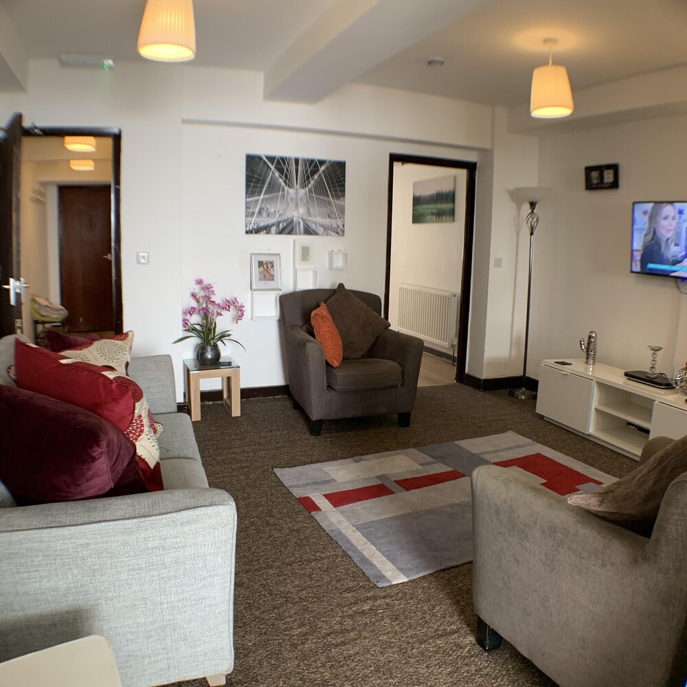 Cardigan House - Avad