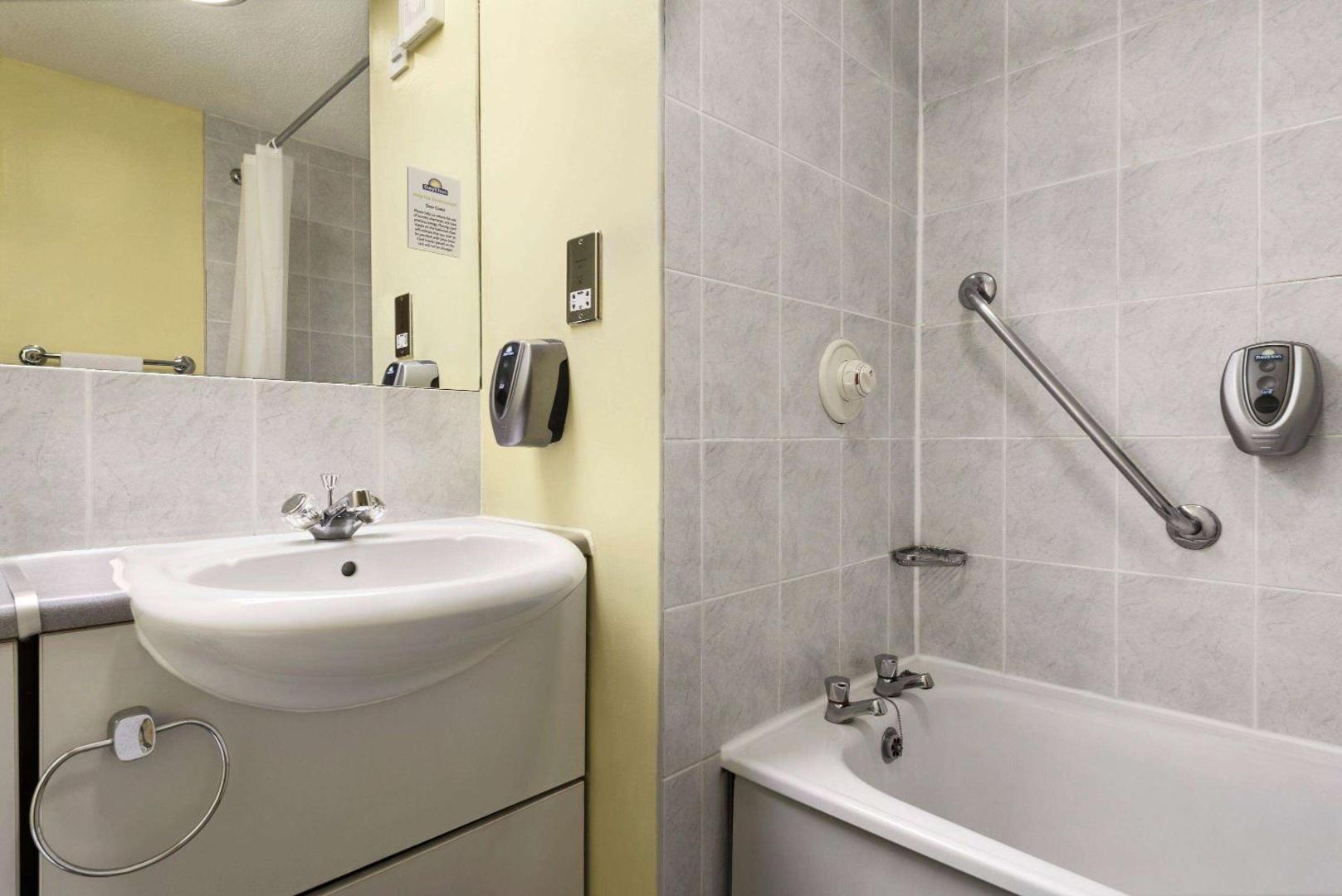 Days Inn by Wyndham Watford Gap