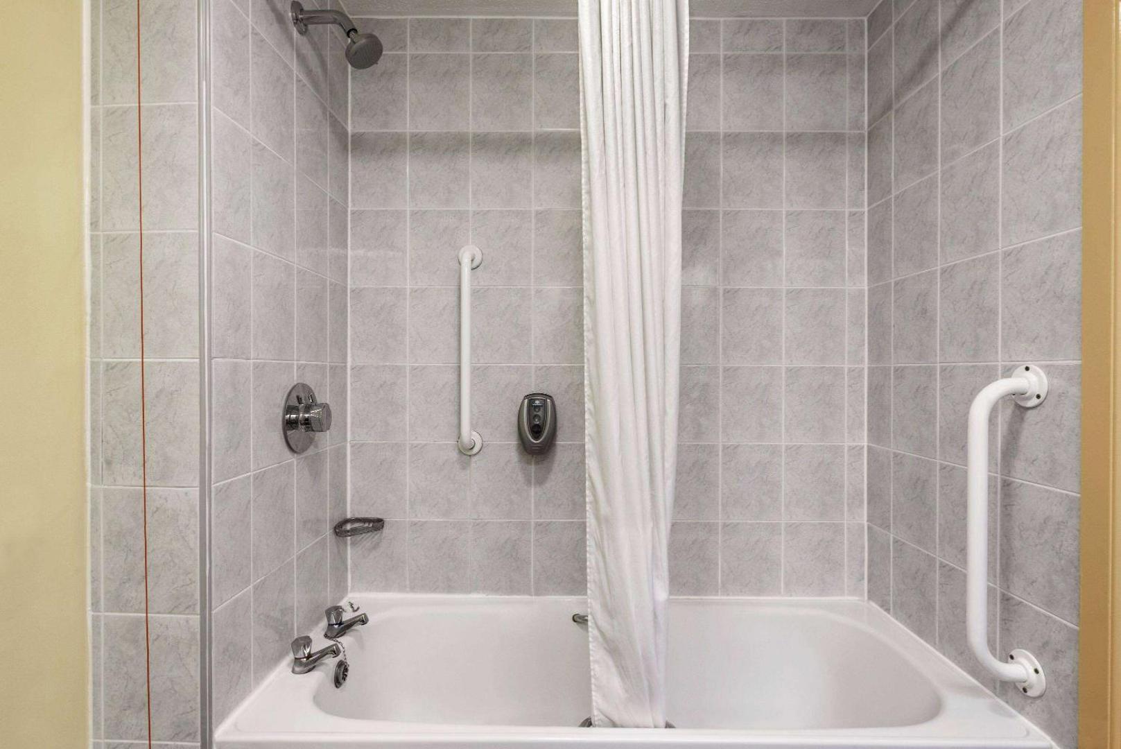 Days Inn by Wyndham Watford Gap