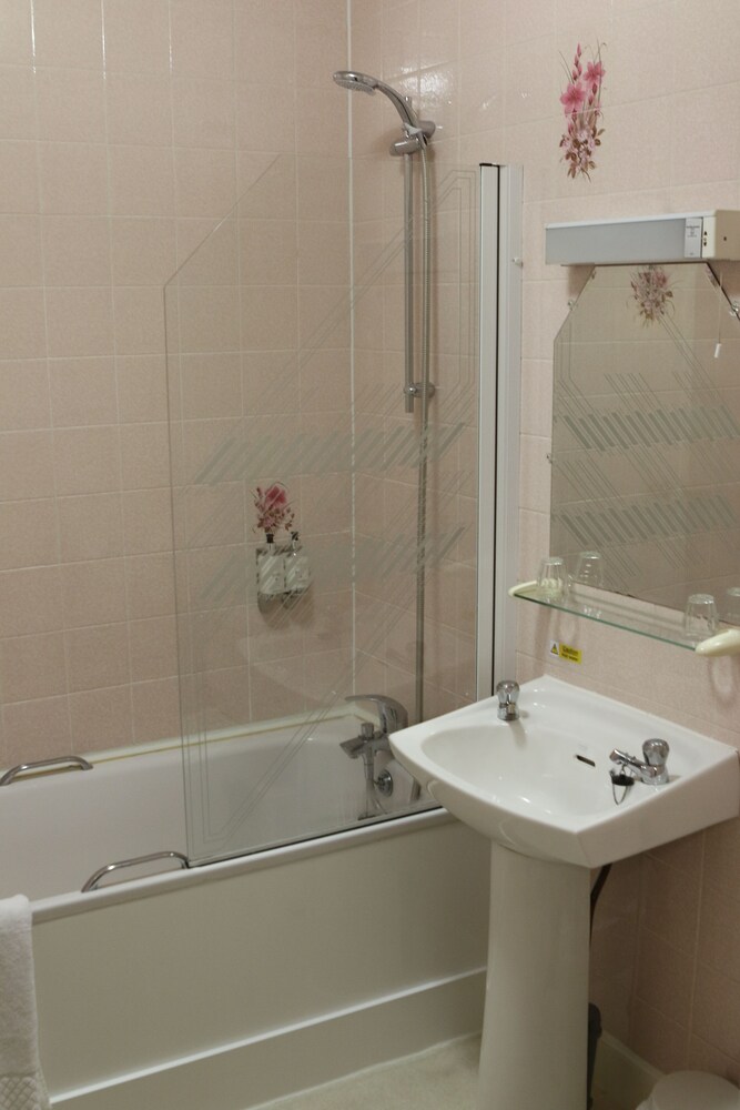 Leven House Bed And Breakfast And Squirrel Away Apartment