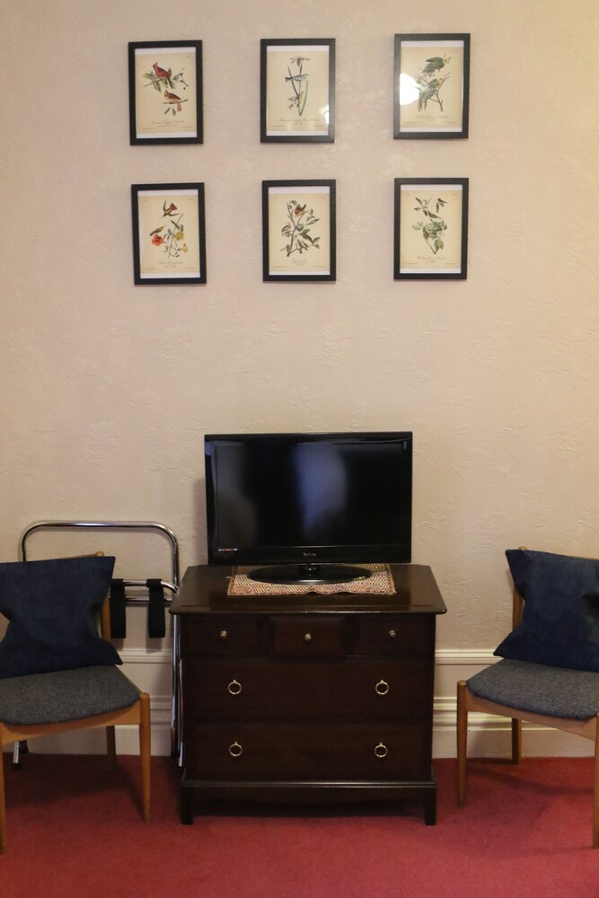 Leven House Bed And Breakfast And Squirrel Away Apartment