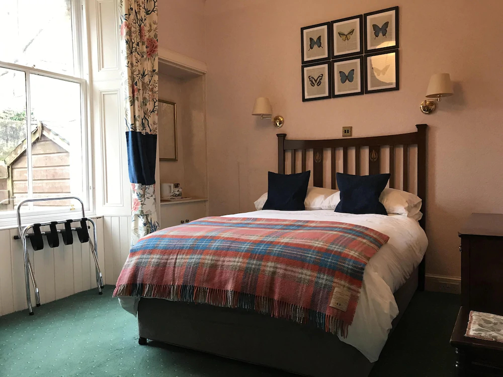 Leven House Bed And Breakfast And Squirrel Away Apartment