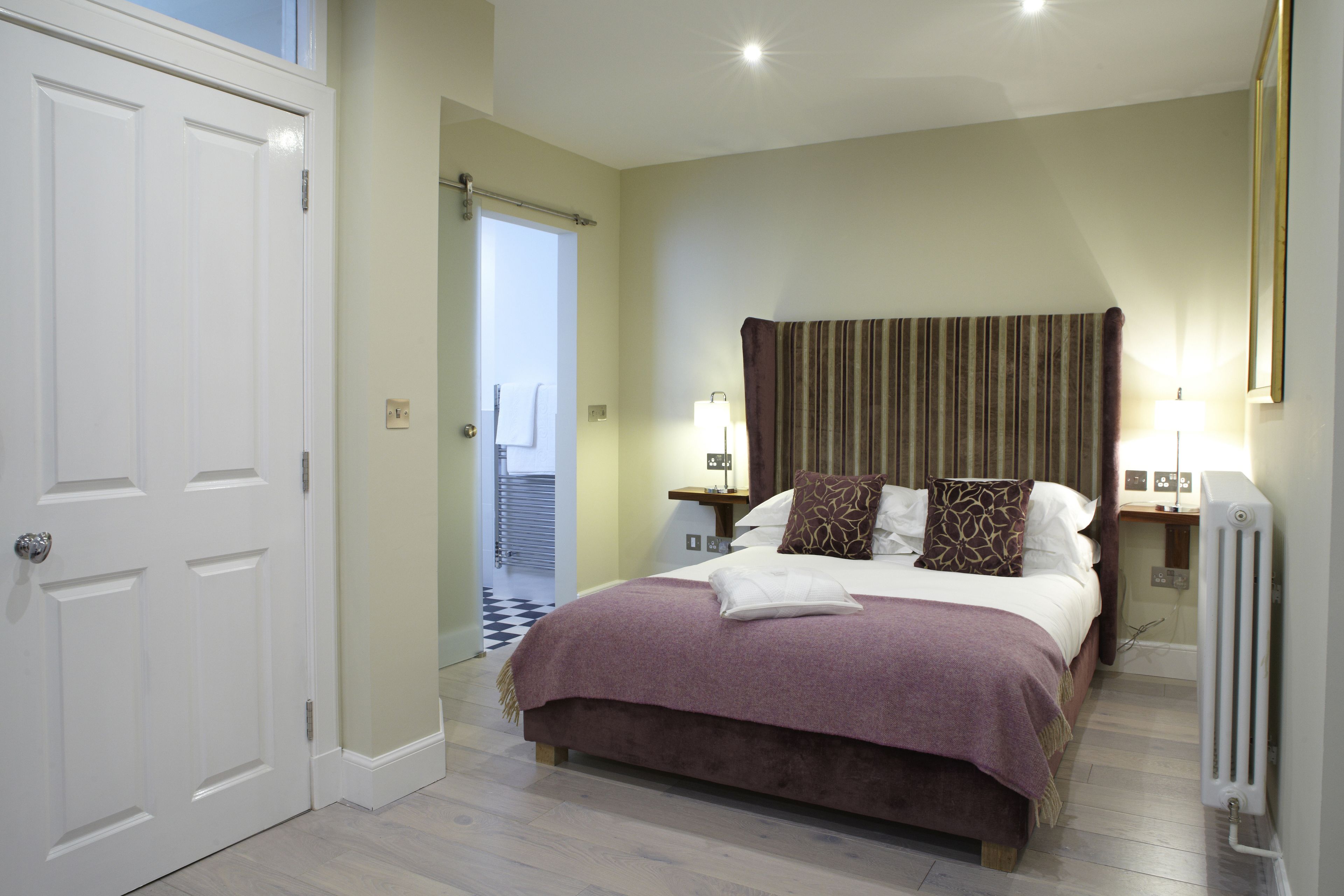 24 Royal Terrace Hotel