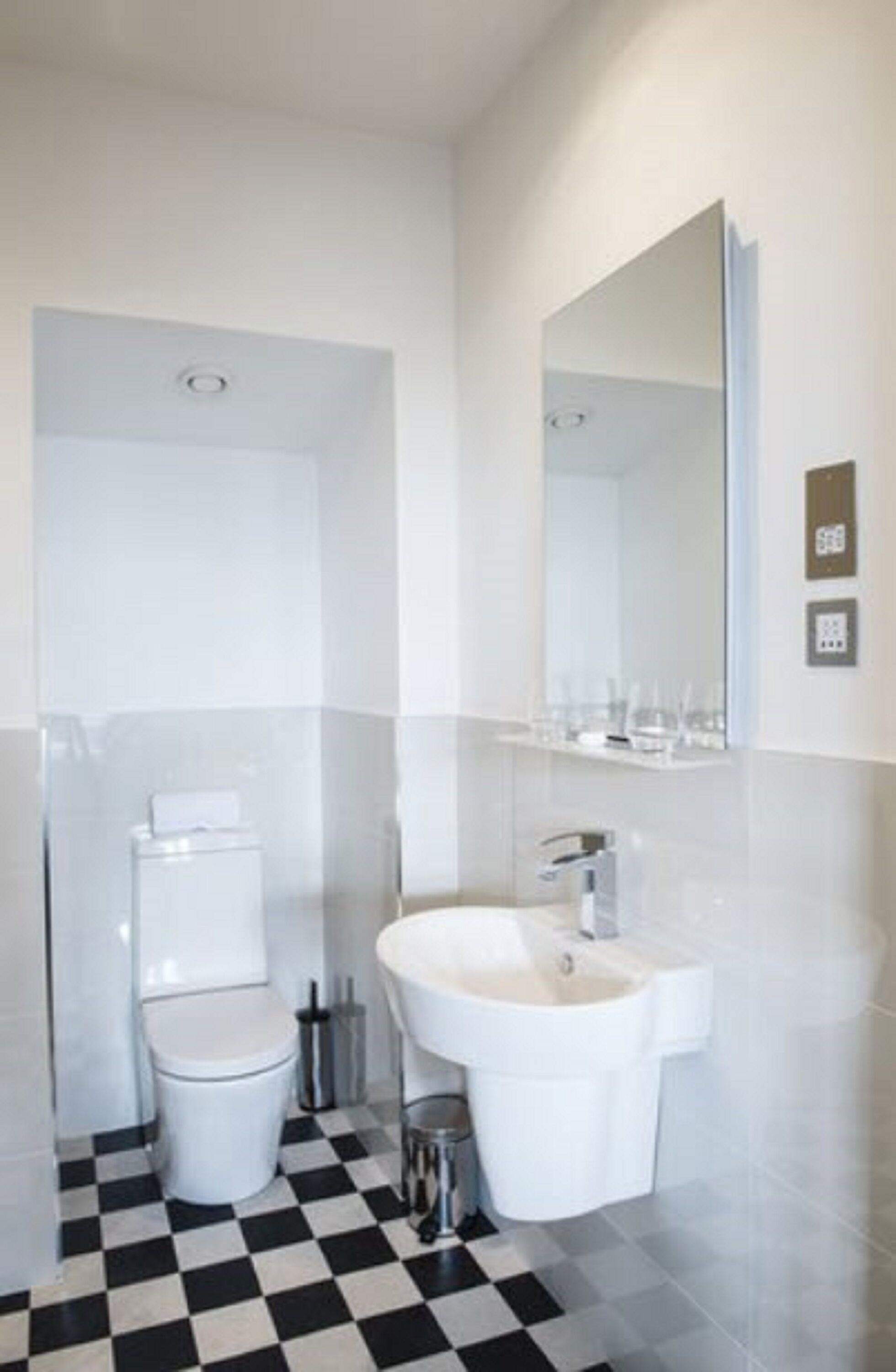 24 Royal Terrace Hotel