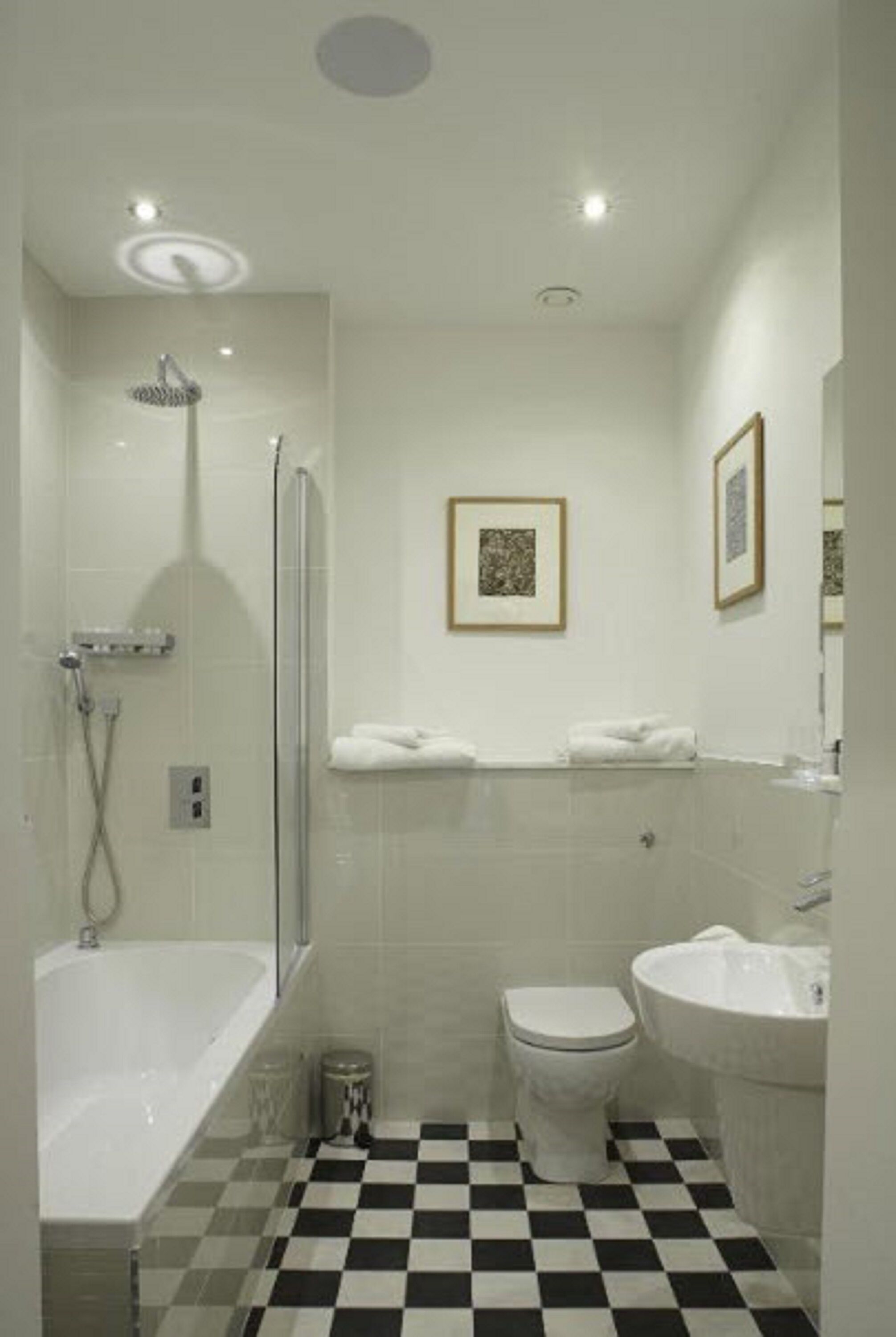 24 Royal Terrace Hotel