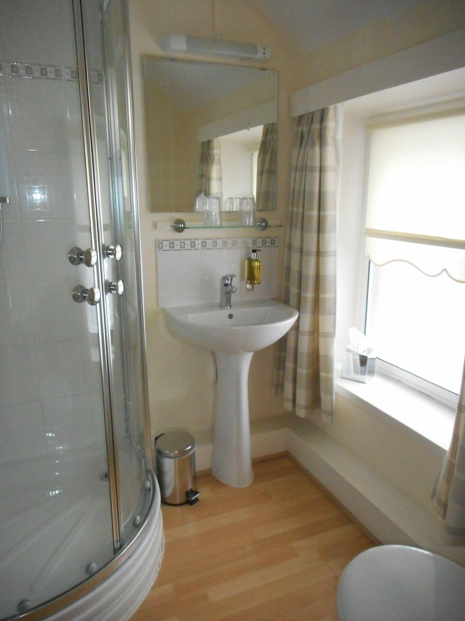 Robertson Arms Hotel