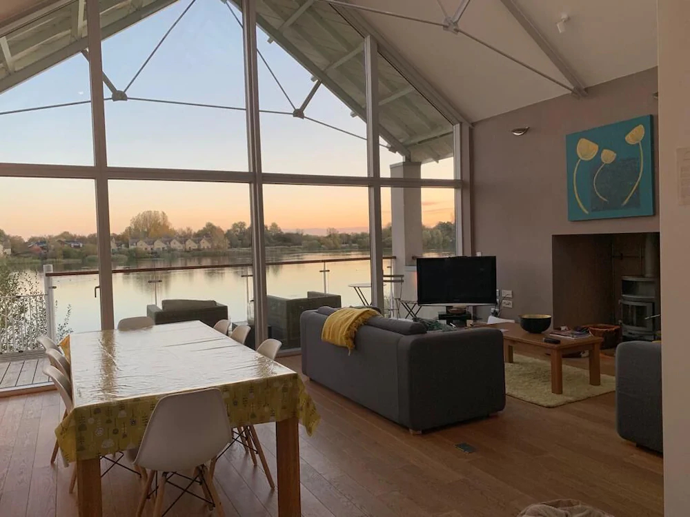Chehondo  Clearwater Luxury Lakeside Cottage