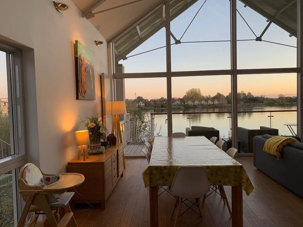 Chehondo  Clearwater Luxury Lakeside Cottage