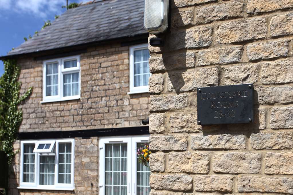Pettifers Freehouse Hotel