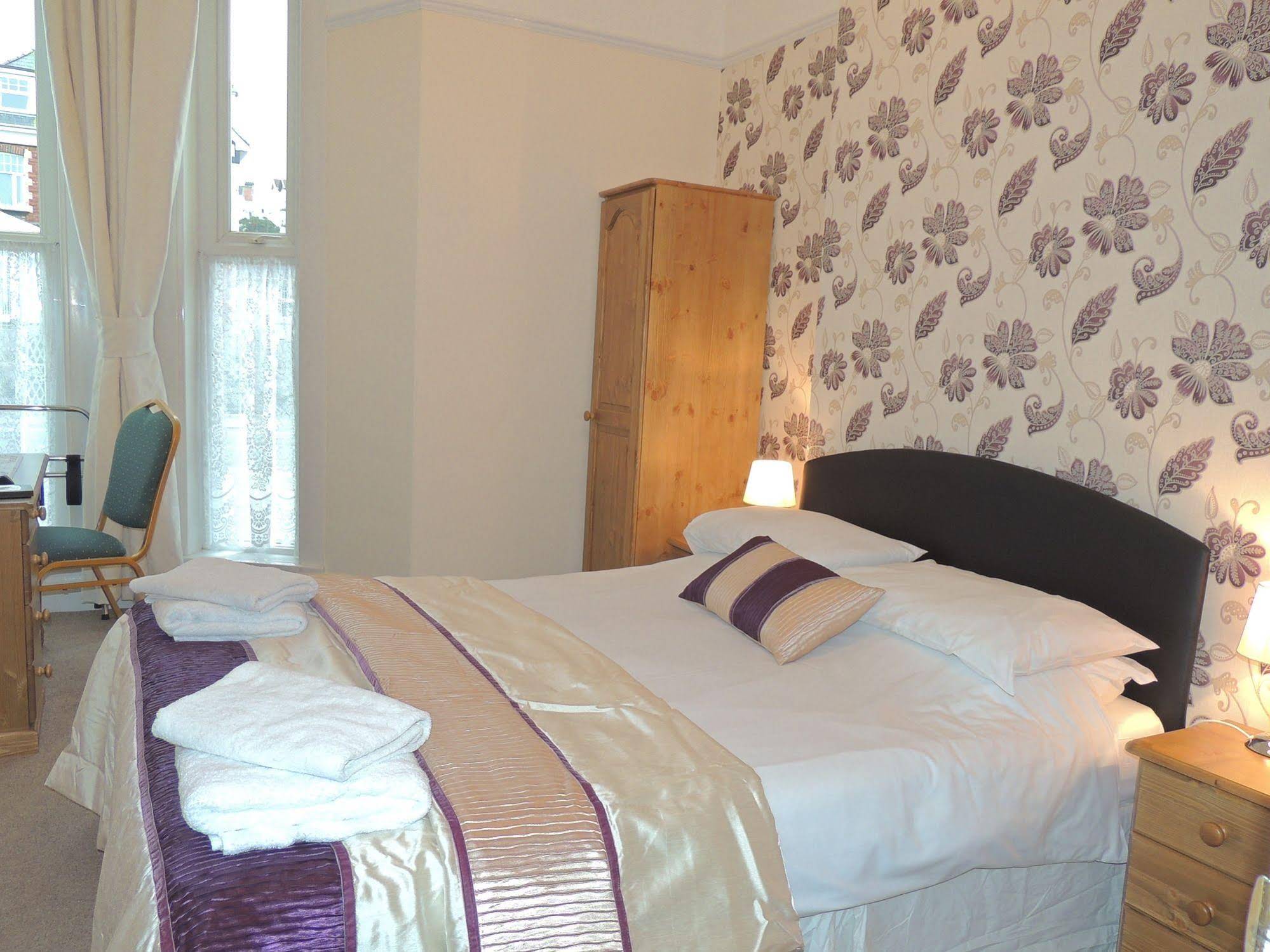 Paignton Court Hotel - Guest house