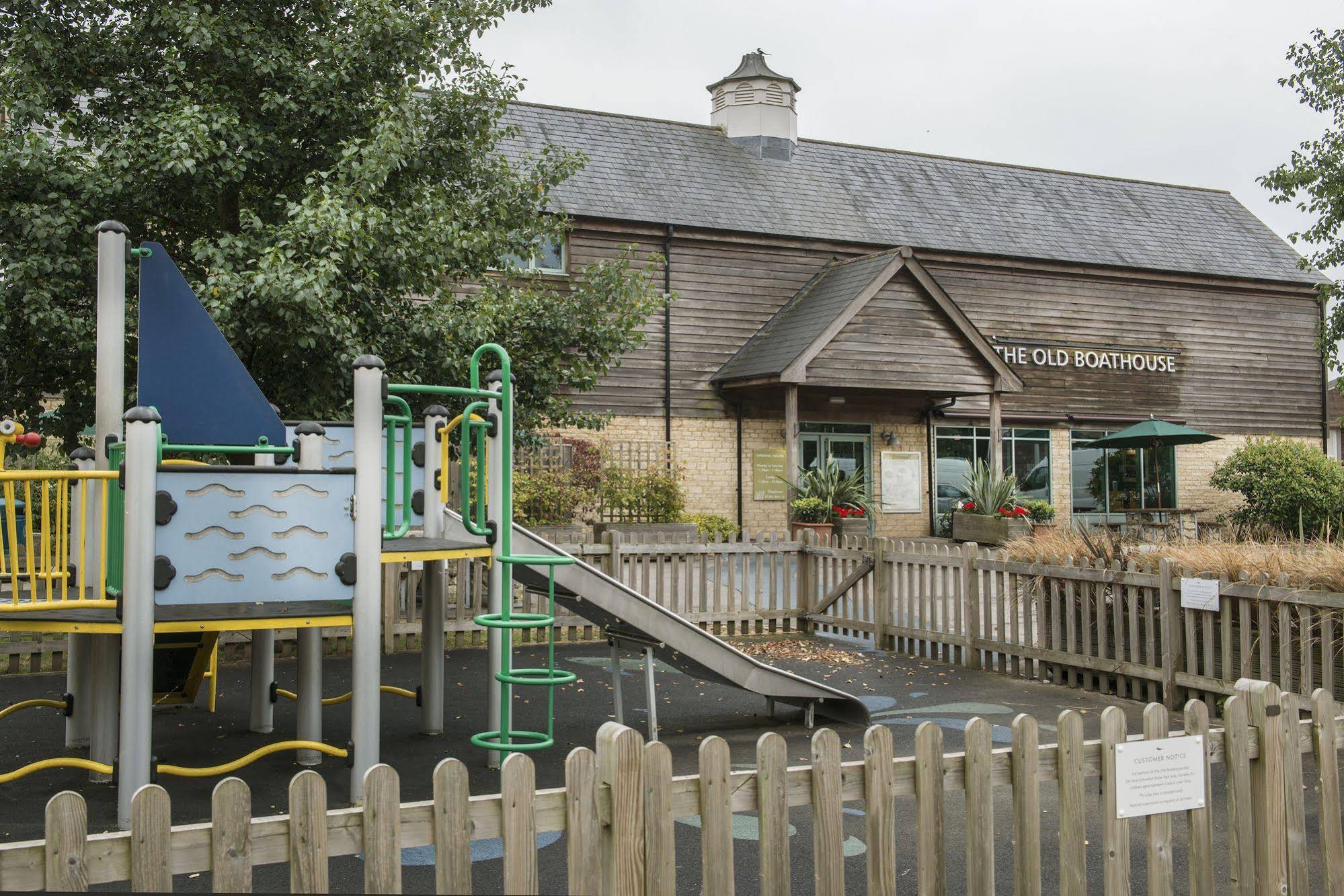 De Vere Cotswold Water Park Apartments
