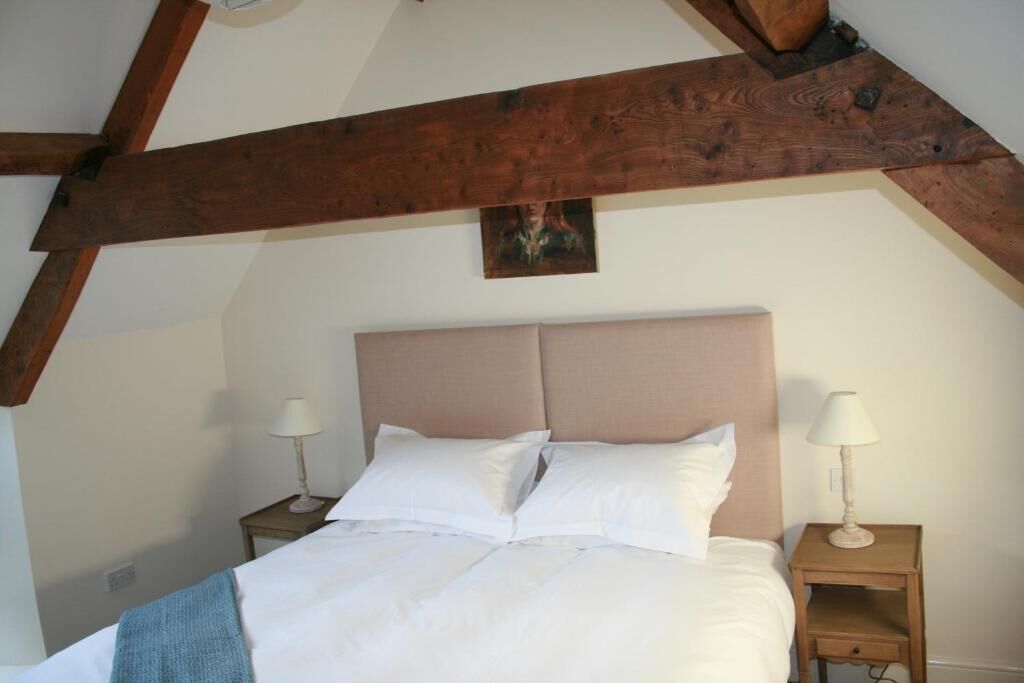 The Cat & Custard Pot Inn