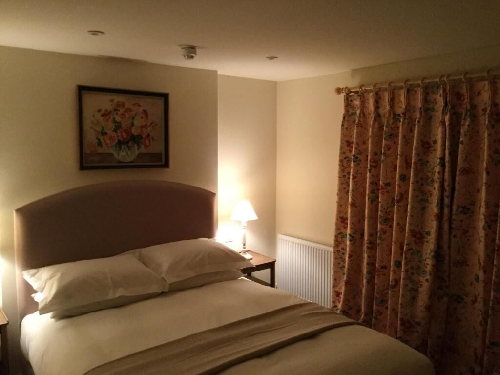 The Cat & Custard Pot Inn