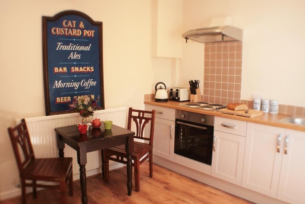 The Cat & Custard Pot Inn