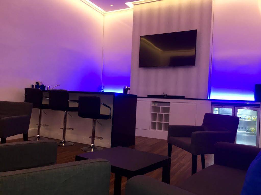Marina Court Hotel