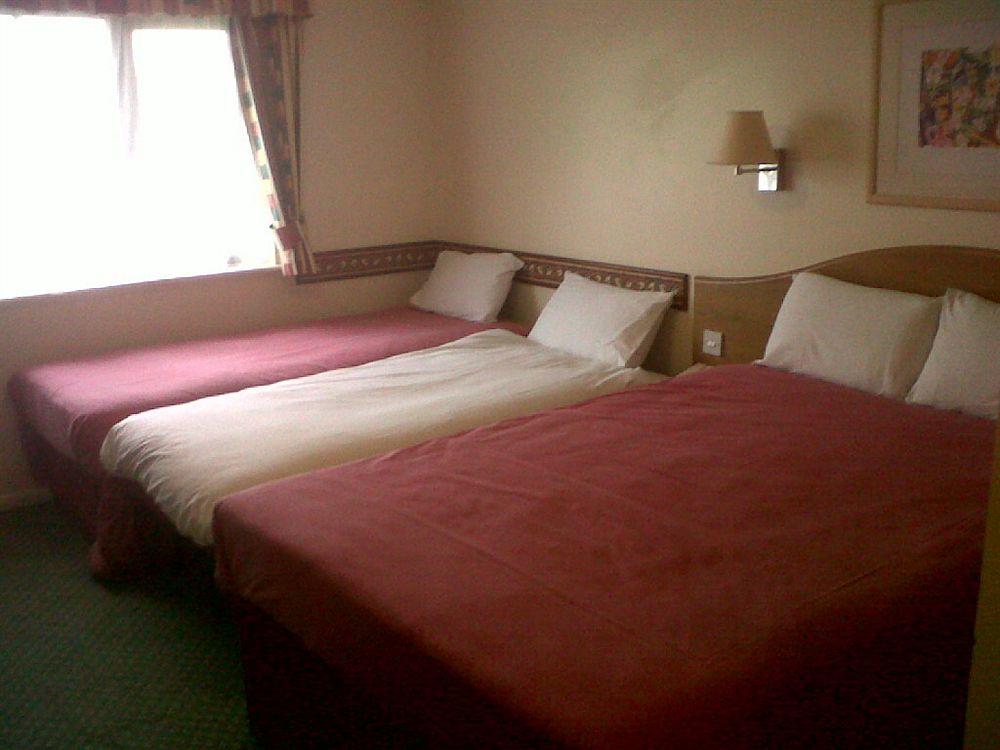 Days Inn by Wyndham Michaelwood M5